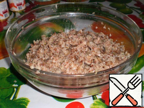 Minced meat, onions, boiled and cooled buckwheat, mushrooms, all mixed in a bowl. Salt and pepper to taste.