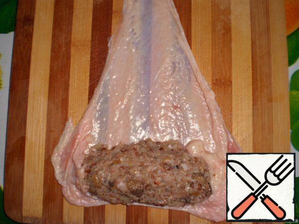 At the wide end of the skin put minced meat and wrap in sausages.