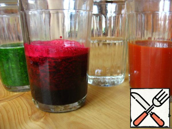 We'll need spinach juice. I took the frozen ones, defrosted 5 cubes, squeezed through cheesecloth, added 2 tsp of cake (spinach). I think you can just whisk it in a blender.
Tomato juice. I took 100 ml of water and 2 tablespoons of tomato paste. Only 110 ml.
Beet juice. I missed 3 small beets in the juicer.
Water.
