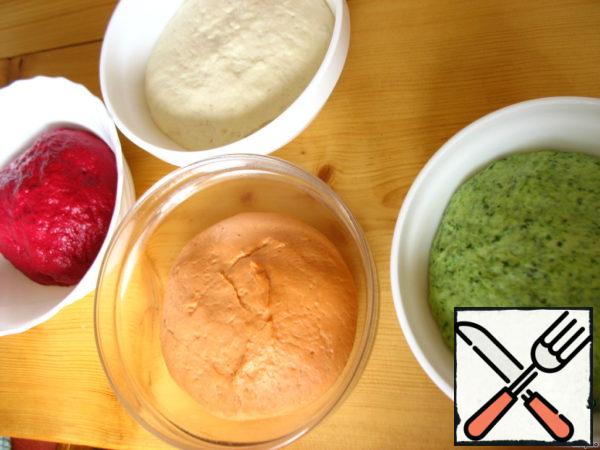 The dough has increased 2 times in 40 minutes. Then we begin to sculpt our bread.