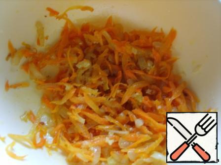 Onions cut into half rings, carrots grate on a coarse grater.In a frying pan fry onions with any seasoning, then add carrots and cook until soft.Prepared vegetables put in a bowl and immediately add the chopped garlic.