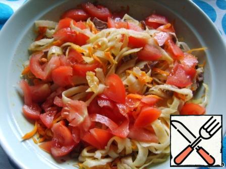 Then all prepared ingredients mix, add chopped tomatoes, lightly salt and season with mayonnaise.