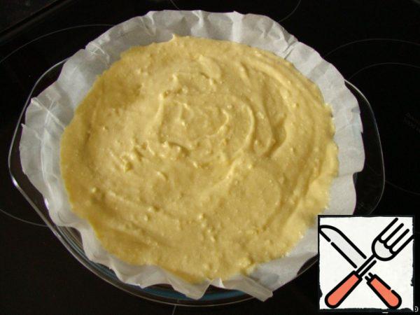 Form for baking lay a paper (I have a diameter of 22-23 cm). Put the dough, level.