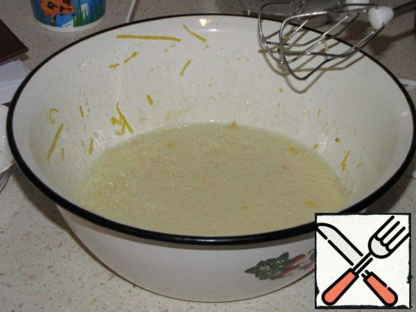 In a deep container, mix eggs, sugar, lemon juice and zest with a mixer.
