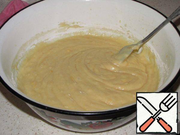 In 3 or 4 divided doses carefully beat in the dry ingredients to the liquid, each time vimosewa whisk until smooth. We must not forget to stop in time, otherwise the dough will settle.