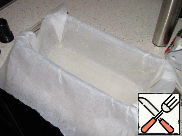 Heat the oven to 180 degrees, grease the cake pan with oil, lay the baking paper, which is also lubricated with oil.