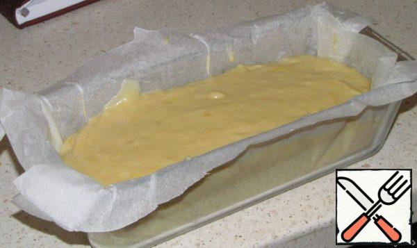 Pour the dough into the pan and bake for 20 minutes,
then lower the oven temperature to 165 degrees and bake for another 35 minutes.