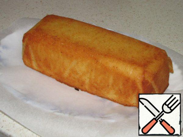 Remove the pie from the mold, remove the paper and lay it upside down on clean baking paper, prick the top and sides with a toothpick.
Prepare the syrup - in a ladle over low heat, stir the lemon juice with sugar until the sugar dissolves, wait a couple of minutes and pour into a bowl.
