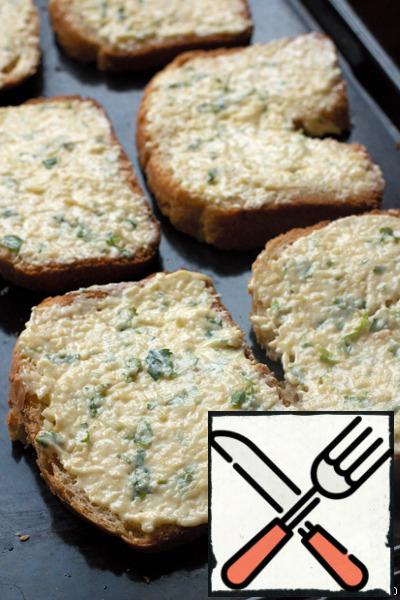 For crispy effect bread (brick, loaf, baguette...) cut into slices and spread with butter, cheese and garlic mixture. Thickly spread is not necessary, quite slightly.