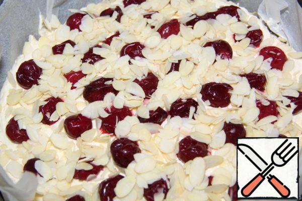 Sprinkle almond petals on top and place in the oven.
