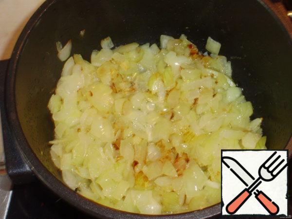 Chop the onion and garlic and fry in oil until transparent.

