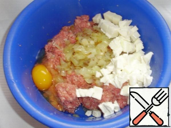 Add the bun in minced , egg, mozzarella, diced, cooked onion and garlic. Mix well and season.