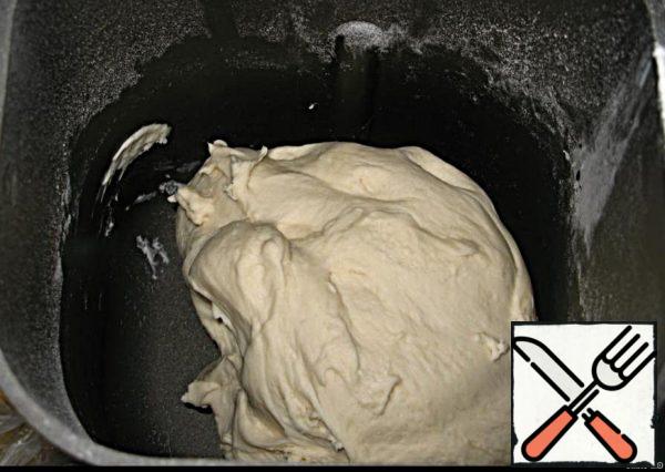 We prepare the dough. I kneaded it in a bread maker, the "Dough" program, with a time of 1 hour and 20 minutes.
You can do it manually: knead the dough, put it in a warm place and let it rise. Then beat the dough again, let it rise a little more.
