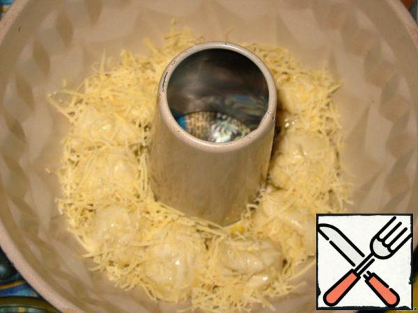 Sprinkle a layer of balls with grated cheese.
Take the cheese to your taste, you can sprinkle a little, or you can abundantly.
