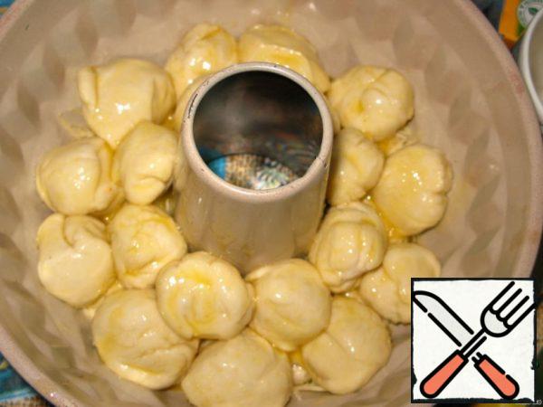 Spread the second layer of balls with oil.
