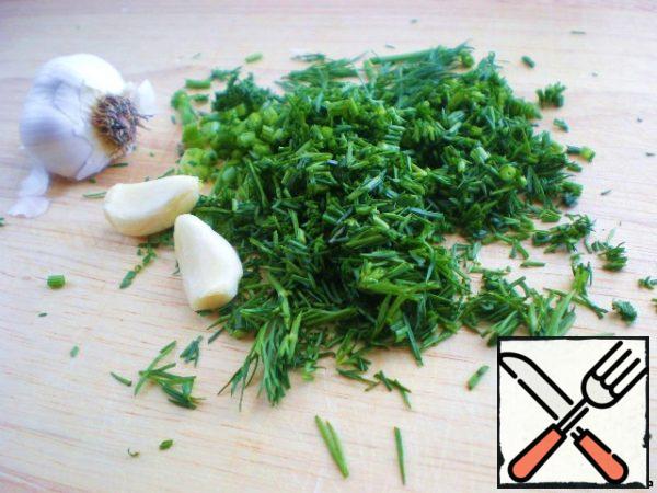 Finely chop fresh fragrant dill, squeeze out garlic, salt, pepper, pour olive oil, mix.
