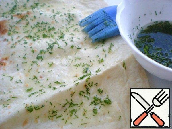 Lubricated pita bread with the mixture.
It is possible to grease with mayonnaise with garlic, chips will be  savory, and well calorie.