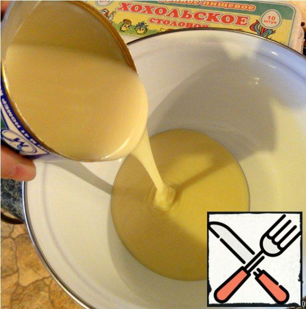In the container in which you will knead the dough, pour the condensed milk.