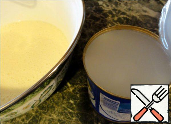 In advance boil the water. In a jar of condensed milk pour boiling water. This boiling water is carefully poured into the dough, stirring at a slow speed.