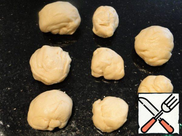 Divide dough in half. One part is removed in the refrigerator, and the second is divided into 4 parts, each of which is divided into two unequal parts: 2/3 and 1/3. In total, we will get 8 pieces.