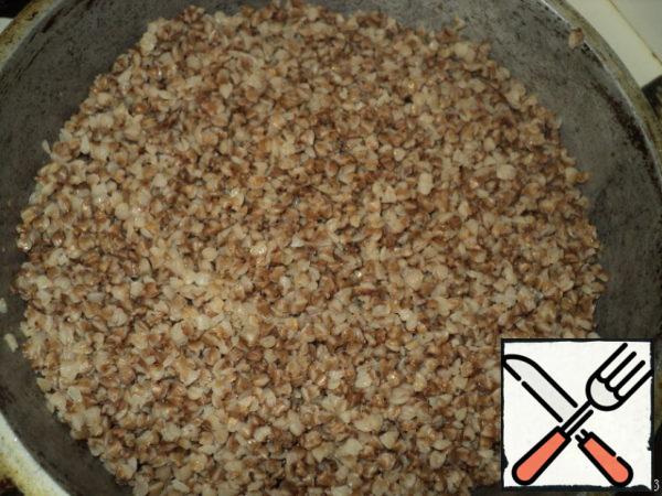 Buckwheat boil, fish fry until Golden brown (better to take a fillet or frozen fish to remove the bones).
In a greased baking dish spread buckwheat is not very thick layer.