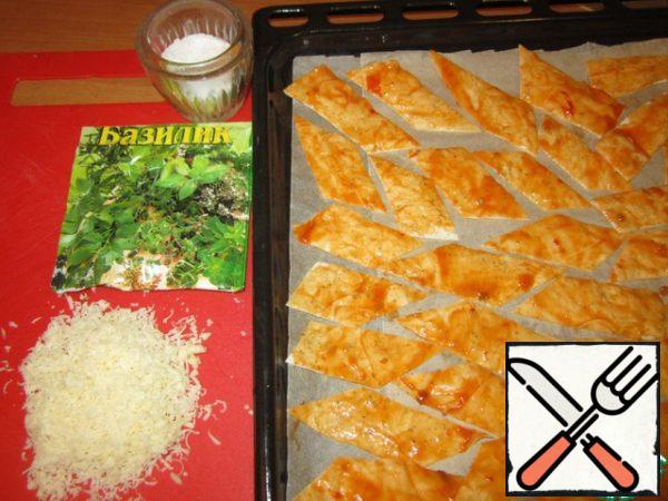 Then cut the Armenian pita into small pieces with kitchen scissors and put on a baking sheet lined with baking paper.