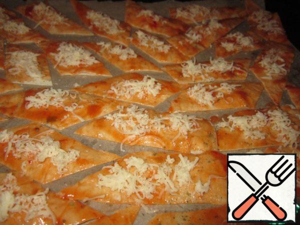 Then, on each piece carefully lay out a small amount of grated cheese.
Put in a preheated 180*C oven for 7-10 min. (no longer!) or bake on a small grill on the coals.
Is preparing very quickly!