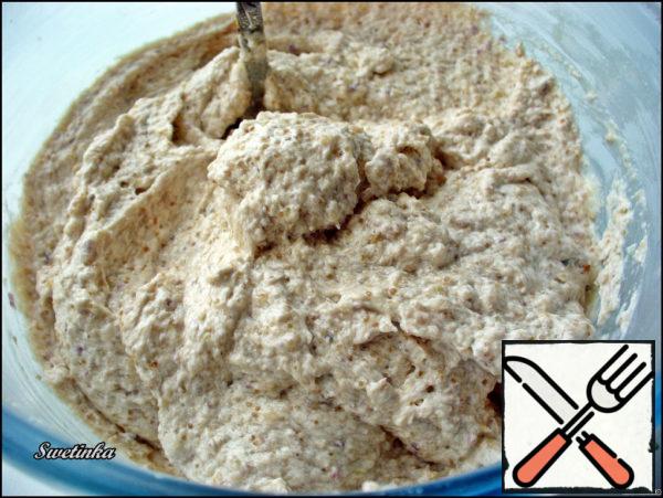 First you need to prepare the herring mass. Soak the herring fillet in milk or tea, and then cut into cubes.
Onions and apples should be given the same size and shape. Season the ingredients with sour cream and whisk in a blender until smooth. Now melt the butter, whisk it with a blender until creamy and add to the herring mass.
