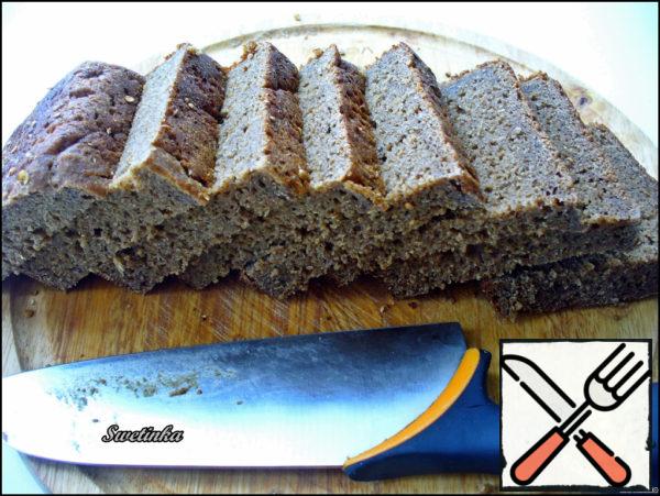 With Borodinsky bread cut the top and cut a loaf across the bread width of 1 cm.
