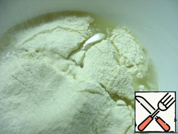 Take a deep Cup or saucepan. Yeast and salt are diluted in warm water, sift the flour.
Yeast pointed with a large spread in weight, I do 5 g, it slightly slows down the process, but the taste is softer, you can safely take 10g.- then the fermentation process will go much faster, and the taste will not be affected much.