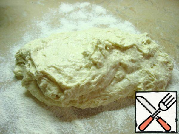 So, the dough is seriously increased 3-4 times. Take a deep frying pan (preferably thick-walled) or duck, grease with oil and sprinkle with flour.
Now the dough. Table sprinkle with flour, turn the dough out onto the flour, sprinkle with flour