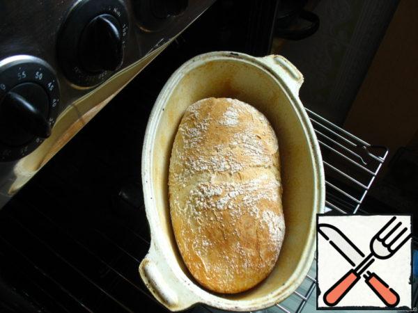 After 40 - 50 minutes the bread is ready! We'll get it on the grid or folded several times a towel, cover with a towel and leave to rest. 