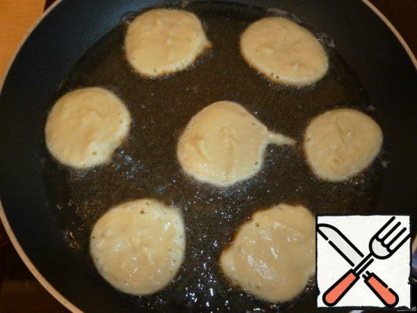 Heat vegetable oil in a frying pan. Spoon the dough and bake small pancakes.