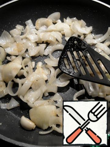 Garlic and onions are roughly chopped, lightly fry vegetables oil. Add 50 ml of water and a little stew. Leave to cool. 
