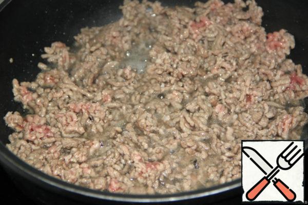 In a frying pan fry the minced meat in a small amount of fat until Golden. (Can be add mushrooms-on desire!)