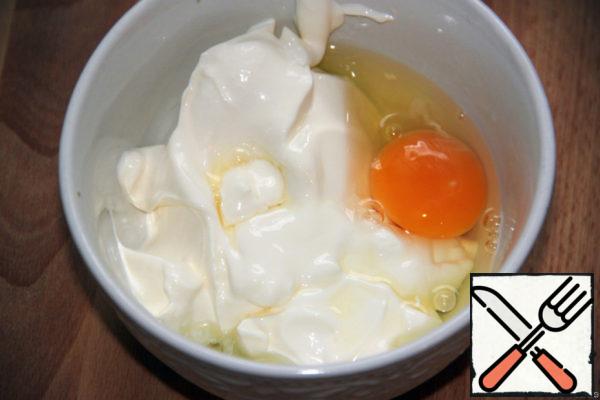 Sour cream filling: mix thick sour cream (cream-fresh) with egg.