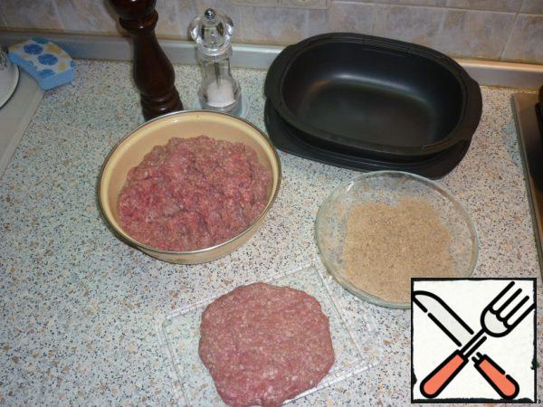 So, we have well-chilled ground beef without salt / pepper (otherwise the meat will darken, give juice and get tough), onions and other additives. Lightly grease a well-heated grill pan with vegetable oil (for the first cutlets, then enough fat from the cutlets). Form a flat patty from the minced meat and fry for 5-7 minutes on each side. The main thing is not to overcook, not to fry - it's not so scary. As soon as the side edges turn black, remove, even if there is still pink meat in the center. Season with salt and pepper on both sides and put it in a container with a lid to "reach" room temperature. For 5-10 minutes, the cutlet will be evenly soaked with juice, excess fat will drain off. And do not forget to press your finger in the center before frying the cutlets to make a notch, then the cutlet will not "bend" in the pan.
