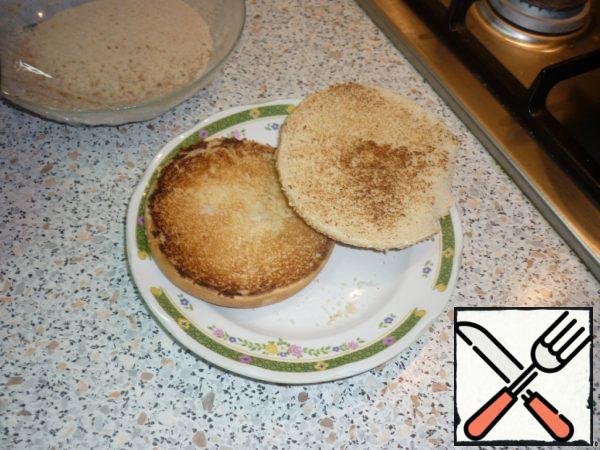 a few pieces. No round buns, even sprinkled with sesame seeds, from the bread department will not work. The bun should serve as a shell, and not interrupt the taste of the filling. Loaf cut in half, slice slightly dry on a hot frying pan without oil. So it will not get wet and will not spread after the first bite.
Well, enough theory! Now take our burger! Let's go: the bottom of the bun / mayonnaise and ketchup (0.5 tsp) / onion / lettuce leaves / tomato slices / cheese slice / cutlet / ketchup (or better sauce)/slices of pickled cucumber/lettuce leaves/ the top half of the bun. Apply a little pressure from above. Ready!