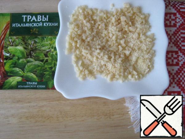 Take the seasoning "Italian herbs".
Chop the parmesan, I whipped it with a blender to get both large and small crumbs.
