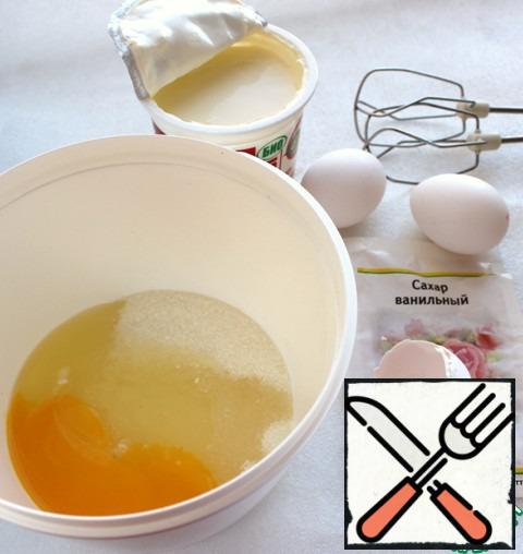 Sugar, eggs, vanilla sugar beat in a lush mass. Add sour cream, stir well.