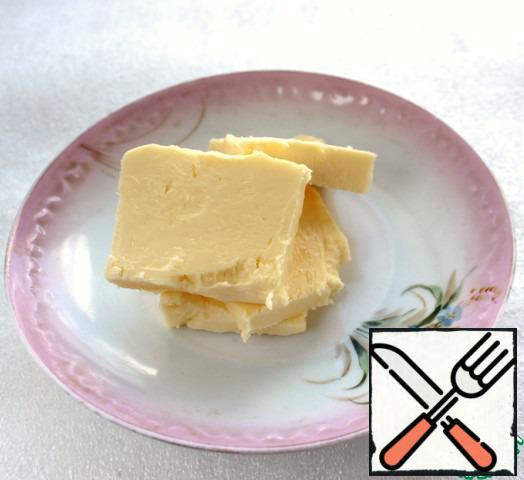 In the resulting mass to introduce soft butter at room temperature, stir.