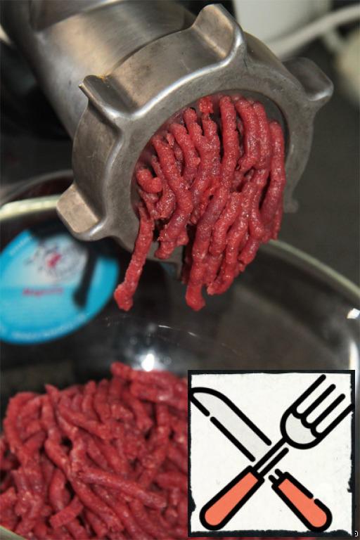 Beef cook the ground beef. It should be noted that the minced meat can be taken and ready-it's a matter of taste.