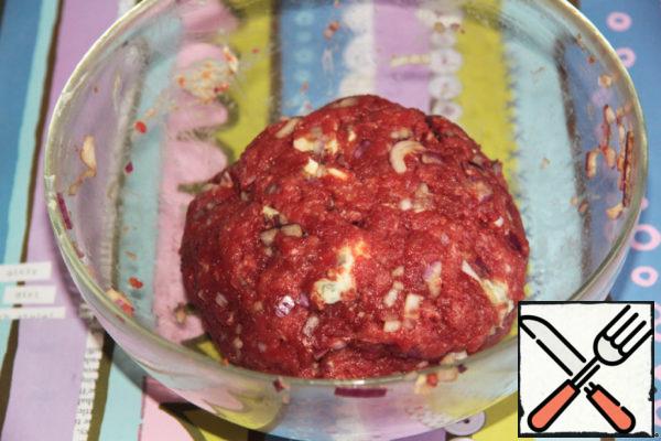Knead the minced meat and send it to the refrigerator for 30 minutes.