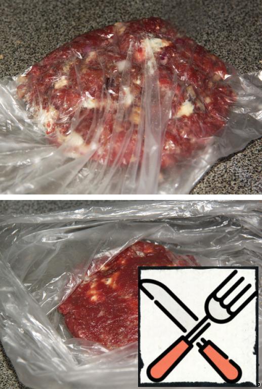 And then a simple way to make sure that the Burger does not crumble into pieces when frying:
1. Put 1 meat ball in a regular bag.
2. Begin to beat the meat in the package on the table from different sides.
3. Ideally 3-4 times on each side.
4. After finishing you get a flat and dense flat cake.
