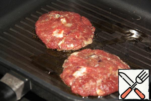 If you cook in nature, just put the cutlets on the grill and fry on 2 sides.
There is also 1 secret-Burger, ideally, you need to turn no more than 2 times. That is, you give it a good fry on the one hand. On an open fire for about 5 minutes, turn over and fry another 5.
Check with knife - if the juice is, and there is no blood - your Burger is ready. If there is a bit blood-still 2 minutes with each hand.
If you cook at home, then on the grill pan the principle is the same, only fry for 7 minutes + time to fry for 3 minutes. Don't forget to add some olive oil.