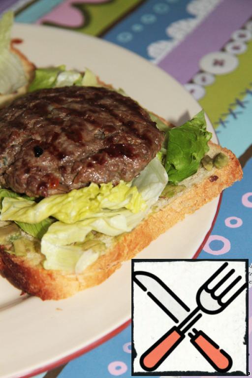 What to say about the taste-it's something special. The combination of cheese with mold and beef gave the meat an incredible flavor and tenderness, and the fresh salad added a cheerful crispy touch.