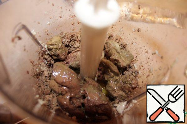 Do the same with the liver, put it out slightly, whisk in a blender with egg until smooth.
