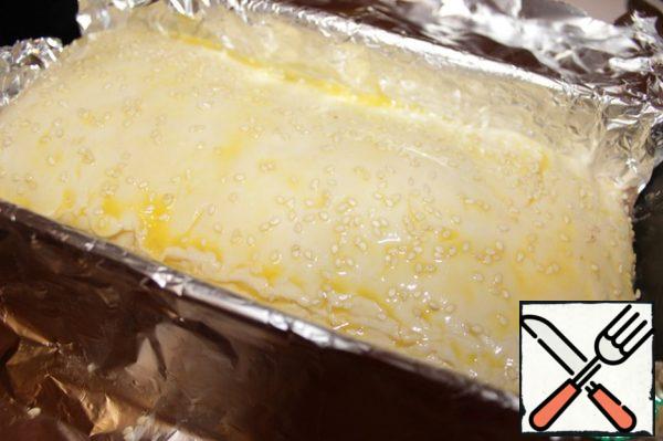 All cover with dough, pinch the edges and grease with beaten egg. Sprinkle with sesame seeds if desired. Send to bake in the oven. After 30 minutes, you can get. If the top starts to burn, then you need to cover with foil. Bon appetit!