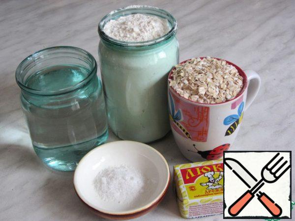 Take a couple of standard cans (volume 500 ml - water, 750 ml - flour) and a mug of flakes, a quarter of a hundred-gram pack of yeast and a spoon of salt.
If you use scales instead of jars for measurements, the amount of ingredients will be approximately as follows:
- flour 400 g (+/- 20g)
- flakes 160 g
- water 500 g
The bread turns out tastier and more elaborate cereal long cooking time (the cheapest). You can combine different types of cereal, but their total number is not exceeded prescription.