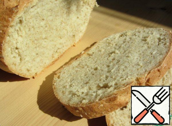 Immediately after baking, the crust is very dense, crispy, more convenient to cut with a knife-saw.
After cooling, what is left of the loaf, I remove in the package, and the next day the bread becomes more uniform, the crust is softer and the crumb denser.